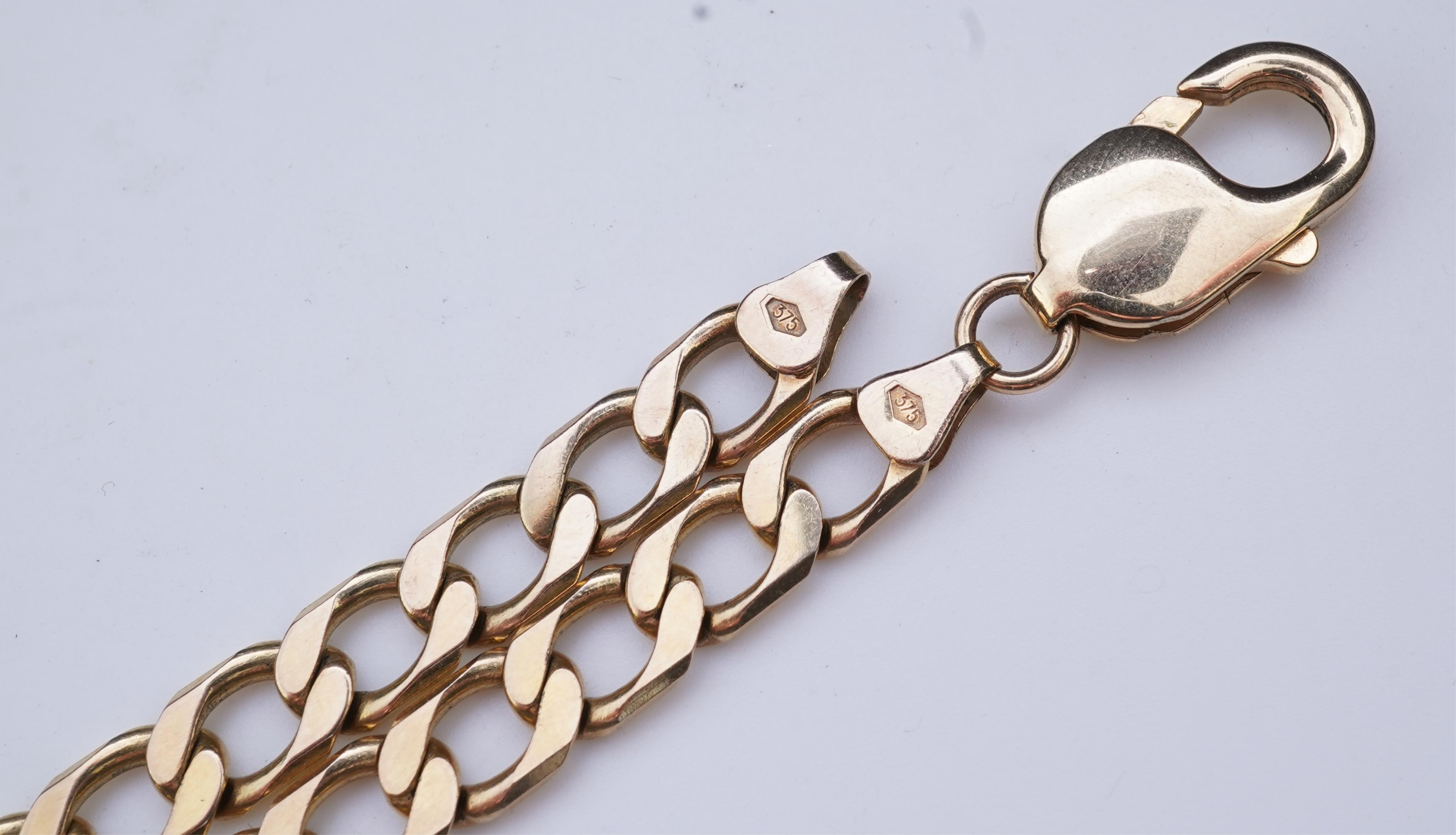A gold chain necklace